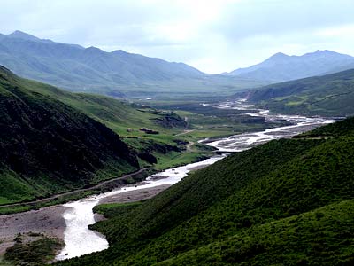 Řeka protékající podél Amne Machin